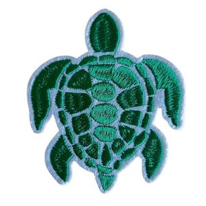 Könnte beinhalten: Gestickter Aufnäher mit einem grünen Meeresschildkröten-Design. Die Schildkröte hat ein detailliertes Schalenmuster und einen weißen Rand. Der Aufnäher ist für Kleidung oder Accessoires geeignet.