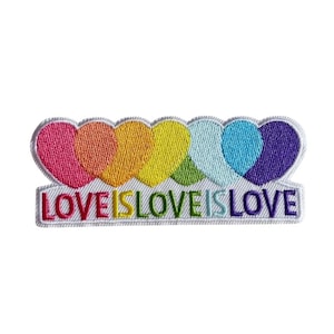 Könnte beinhalten: Ein gestickter Aufnäher mit einer Reihe von sechs Herzen in einem Regenbogenverlauf aus Pink, Orange, Gelb, Grün, Hellblau und Lila. Unter den Herzen ist der Text LOVE IS LOVE IS LOVE in passenden Regenbogenfarben eingestickt.