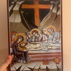 Puede incluir: Una taza de cerámica blanca con un asa negra y el texto "But First, Coffee" en negrita negra. La taza se encuentra sobre un fondo neutro, resaltando su diseño sencillo.