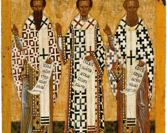 Può includere: Un dipinto di icona antico che raffigura tre figure in vesti ornate con bordi dorati. Le figure sono in piedi davanti a uno sfondo dorato con motivi geometrici in bianco e nero. Il dipinto è incorniciato in una cornice di legno.