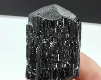 Naturalny kamień, surowy kryształ czarnego turmalinu, okaz minerału ze Skardu, Pakistan - 103 gramy