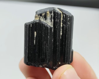 Naturalny kryształ czarnego turmalinu, 39-gramowy okaz surowego kamienia ze Skardu w Pakistanie, minerał o właściwościach ochronnych i leczniczych