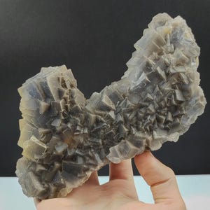 Ejemplar de fluorita cúbica natural de 860 g, procedente de Baluchistán (Pakistán). Pieza única, rara y tallada a mano.
