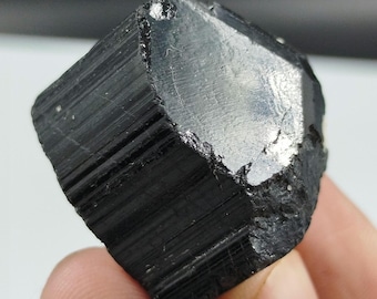 35-gramowy naturalny kamień surowy z czarnym turmalinem, kryształ zakończony próbką minerału, ze Skardu w Pakistanie