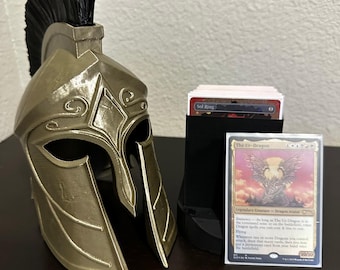 Caja de mazo con casco griego – Spartan MTG Commander Vault
