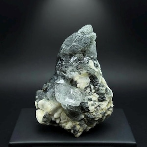 Sällsynt kvarts med aktinolit och klorit på fältspat | Vassa kvartsspetsar | Shigardalen, Pakistan | 75 g samlarmineralprov