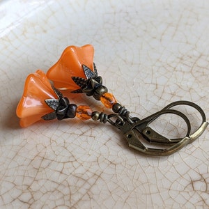 Bright Tangerine Orange Czech Glass Flower Earrings in Antiqued Brass, Bright Orange Earrings, Orange Flower Earrings, Floral Earrings zdjęcie 1
