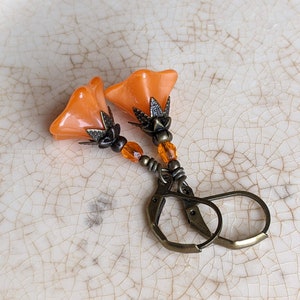 Bright Tangerine Orange Czech Glass Flower Earrings in Antiqued Brass, Bright Orange Earrings, Orange Flower Earrings, Floral Earrings zdjęcie 3