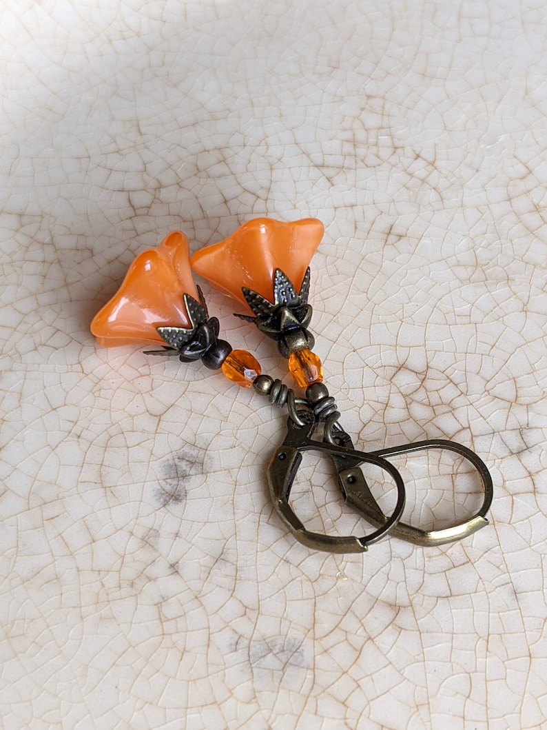 Bright Tangerine Orange Czech Glass Flower Earrings in Antiqued Brass, Bright Orange Earrings, Orange Flower Earrings, Floral Earrings zdjęcie 3
