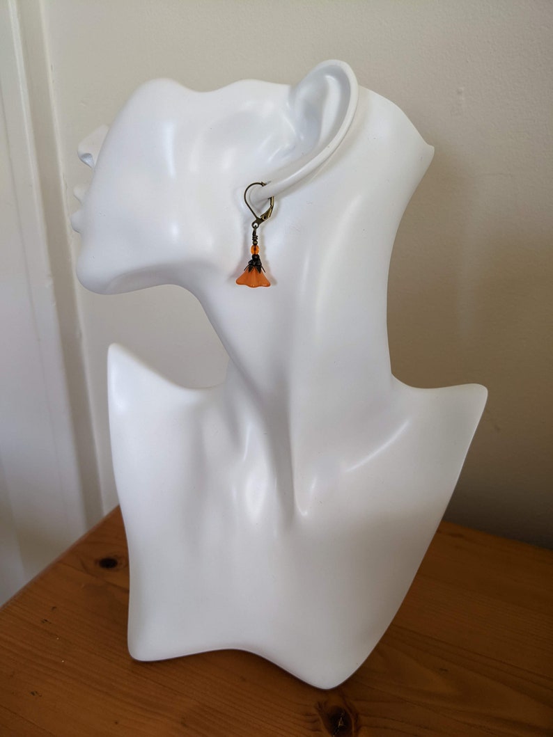 Bright Tangerine Orange Czech Glass Flower Earrings in Antiqued Brass, Bright Orange Earrings, Orange Flower Earrings, Floral Earrings zdjęcie 7