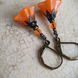Bright Tangerine Orange Czech Glass Flower Earrings in Antiqued Brass, Bright Orange Earrings, Orange Flower Earrings, Floral Earrings zdjęcie 5