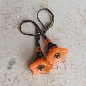 Bright Tangerine Orange Czech Glass Flower Earrings in Antiqued Brass, Bright Orange Earrings, Orange Flower Earrings, Floral Earrings zdjęcie 6