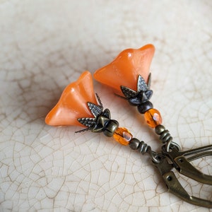 Bright Tangerine Orange Czech Glass Flower Earrings in Antiqued Brass, Bright Orange Earrings, Orange Flower Earrings, Floral Earrings zdjęcie 4