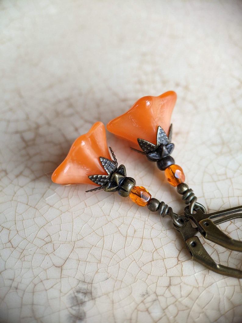 Bright Tangerine Orange Czech Glass Flower Earrings in Antiqued Brass, Bright Orange Earrings, Orange Flower Earrings, Floral Earrings zdjęcie 4