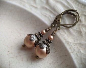 Latte Victorian Style Pearl Earrings in Antiqued Brass, Vintage Style Pearl Drop Earrings, Light Tan Pearl Earrings, Light Brown Pearls