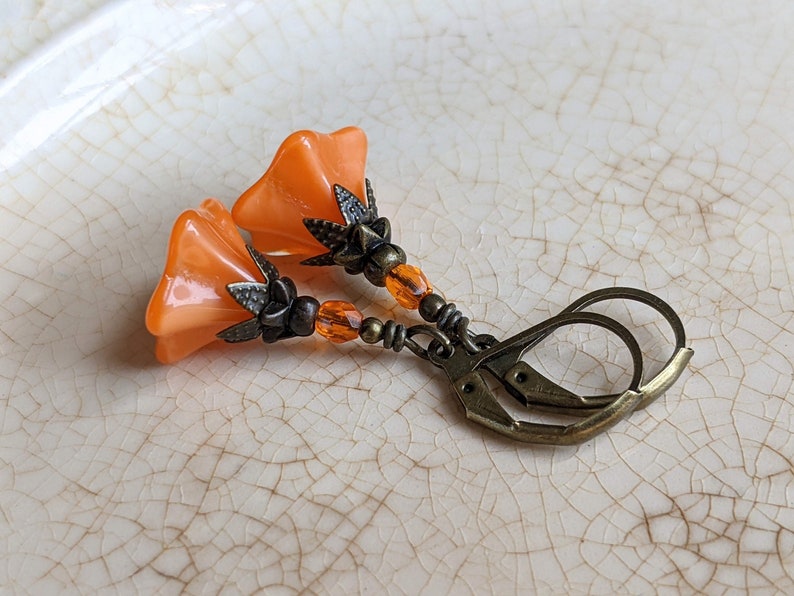 Bright Tangerine Orange Czech Glass Flower Earrings in Antiqued Brass, Bright Orange Earrings, Orange Flower Earrings, Floral Earrings zdjęcie 1