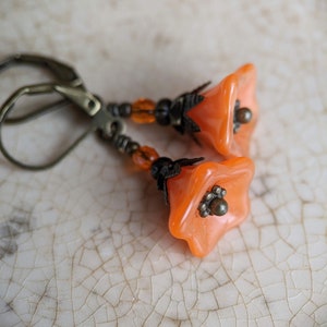 Bright Tangerine Orange Czech Glass Flower Earrings in Antiqued Brass, Bright Orange Earrings, Orange Flower Earrings, Floral Earrings zdjęcie 2