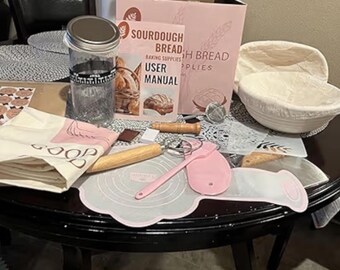 Kit de inicio de masa madre rosa para pan casero / Set completo para hornear pan con cestas de fermentación, frasco de inicio, herramientas y bolsas / Regalo para hornear