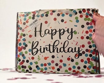 Bolsa de regalo de feliz cumpleaños: lunares y serpentinas, tarjeta de felicitación y pañuelo de papel.