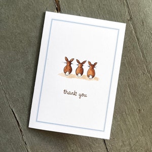Nota de agradecimento Bunny Rabbit Tails, conjunto de 8. Borda azul pálida. Cartões comemorativos artesanais embalados