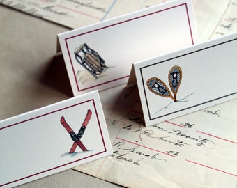 NIEUW! Plaatskaartjes voor je wintertafel, set van 12. Aquarel slee, ski's of sneeuwschoenen met bijpassende randen