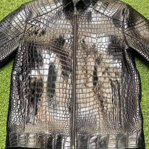 Blouson homme noir en cuir de vachette embossé façon crocodile Blouson motard imprimé alligator Blouson café racer fait main vintage