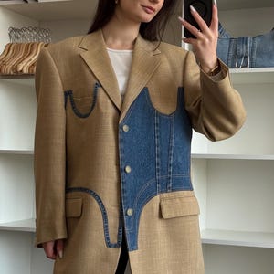 Blazer bege reciclado com detalhes de corset em jeans vintage, jaqueta statement repaginada
