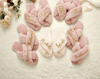 Personalisierte pelzige Brautjungfer Hausschuhe, benutzerdefinierte Baumwoll Indoor Slides, erste Hochzeitsgeschenkidee, weiche Hausschuhe für sie, Brautjungfer Geschenk