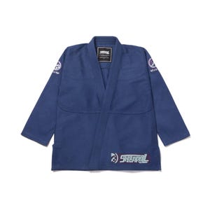 Pode incluir: Um gi de Jiu-Jitsu azul marinho com gola e mangas compridas. O gi apresenta logotipos bordados no peito, ombros e parte inferior da frente. O gi tem um design limpo e minimalista, adequado para treino e competição de artes marciais.