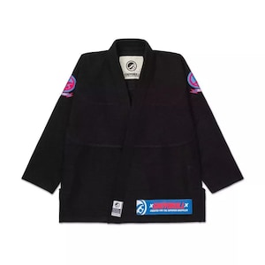 Pode incluir: Kimono de Jiu-Jitsu preto com patches coloridos e o texto "Shoyoroll" e "Criado para o Grappler Superior".