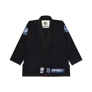 Pode incluir: Gi de Jiu-Jitsu preto com patches azuis e brancos nas mangas e no peito. O gi apresenta a marca "SHOYOROLL" em branco e azul. Projetado para grappling superior.