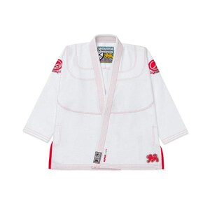 Pode incluir: Uniforme branco de artes marciais com costuras e detalhes vermelhos. O uniforme apresenta o texto "shoyoroll kimonos" no peito e um logotipo nas mangas. As bordas da jaqueta e das calças são vermelhas.