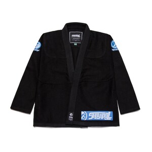 Pode incluir: Uniforme preto de artes marciais com gola em V. O uniforme tem logotipos azuis e brancos nos ombros e um logotipo grande na parte inferior da frente. O uniforme é feito de tecido durável.