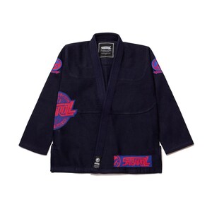 Pode incluir: Kimono de Jiu-Jitsu azul marinho com patches de logotipo vermelhos e rosa. O kimono apresenta uma gola tradicional e costuras reforçadas. O kimono tem o nome da marca "Scramble" em letras vermelhas no peito, mangas e calças.