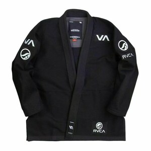 Pode incluir: Gi de artes marciais preto com detalhes de logotipo branco. O gi apresenta o texto "RVCA" e um logotipo de onda nas mangas e na parte inferior do casaco. O casaco tem um cinto preto.