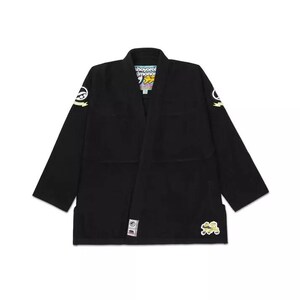 Pode incluir: Uniforme de artes marciais preto com um remendo amarelo e azul que diz "Shoyoroku", um remendo amarelo com um gráfico e um remendo verde com um gráfico.