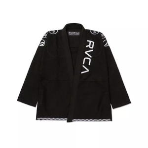 Pode incluir: Gi de Jiu-Jitsu preto com "RVCA" e outros logotipos impressos em branco nas mangas e no peito. O Gi tem uma borda xadrez ao redor da parte inferior.