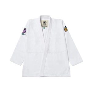 Pode incluir: Uniforme branco de artes marciais com gola em V e mangas compridas. O uniforme tem um patch na manga esquerda e um logotipo no peito. Feito de tecido durável, adequado para treino e competição.