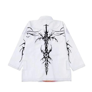 Pode incluir: Uniforme branco de artes marciais com um grande design gráfico preto nas costas. O design é uma espada estilizada com detalhes intrincados. O uniforme tem mangas compridas e gola.