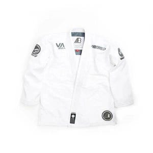 Puede incluir: Uniforme blanco de artes marciales con los logotipos "VA RVCA", "SHO YOROLL" y "AB" visibles. El uniforme tiene cuello y está diseñado para el entrenamiento de artes marciales. El uniforme está hecho de un material duradero.