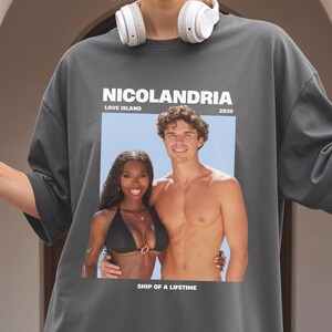 Nicolandria Nic & Olandria ラブアイランドTシャツ - 半袖 Gildan 5000 シャツ - リアリティ番組ファンへのギフト - トレンドのストリートウェア