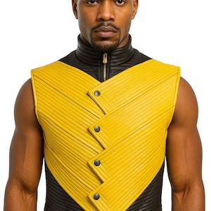 Puede incluir: Un chaleco sin mangas con un diseño llamativo. La parte superior es de un amarillo vibrante, con un patrón acolchado y asegurado con tres botones. La sección inferior es negra, con una textura acolchada similar. Una cremallera recorre el frente.