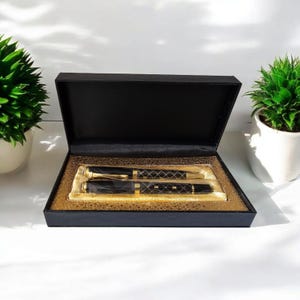 Conjunto de canetas elegantes e personalizáveis – Caixa de presente de luxo de 2 peças com caneta roller e tampa – Texto personalizado gravado a laser – Perfeito para qualquer ocasião