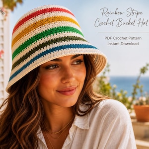 Può includere: Un cappello a secchiello all'uncinetto con strisce arcobaleno. Il cappello presenta fasce rosse, gialle, verdi e blu. Il testo sull'immagine recita "Rainbow Stripe Crochet Bucket Hat" e "PDF Crochet Pattern Instant Download".