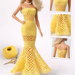 Könnte beinhalten: Gelbes Häkelpuppenkleid mit Meerjungfrau-Silhouette. Das Kleid hat ein trägerloses Oberteil, Lochmuster und einen ausgestellten Rock. Eine Kugel gelbes Garn und eine Schere liegen neben der Puppe. Die Puppe trägt eine Perlenkette.
