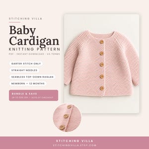 Op de afbeelding: Een lichtroze babyvest met een ribbelsteek textuur en vijf lichtbruine houten knopen aan de voorzijde. De tekst luidt Stitching Villa Baby Cardigan Knitting Pattern PDF Instant Download US Terms Garter Stitch Only Straight Needles.