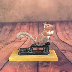 Peut inclure: Une tasse en céramique blanche avec une anse noire et le texte "But First, Coffee" en noir, en gras. La tasse est posée sur une surface blanche. La tasse mesure 10 cm de haut.