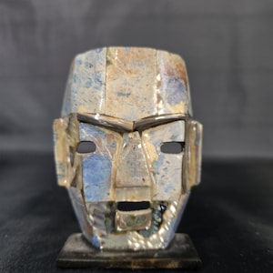 Peut inclure: Ensemble de trois mugs en céramique avec une finition mate et mouchetée. Les tasses sont de couleur crème, gris clair et gris foncé. Chaque mug a un design simple et minimaliste.