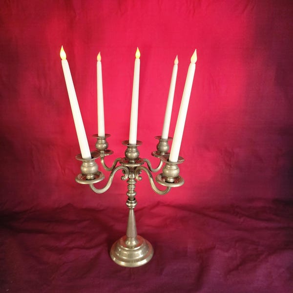 Candelabro in metallo argentato a 5 luci, elegante centrotavola in stile classico moderno.