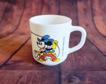 Taza de cerámica con Mickey y Minnie Mouse estilo vaquero, de Walt Disney Productions.